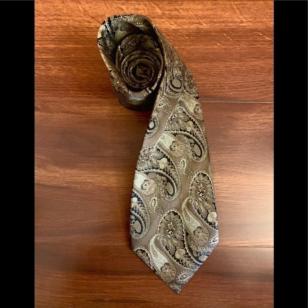 🍁SALE🍁 FOGGIA Vintage 100% Silk Paisley Handmade Necktie